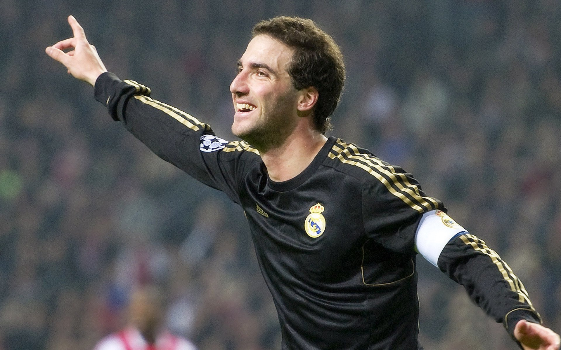 巴塞罗那观众热烈欢呼!,凯恩迎来二十赛季出色发挥热度持续攀升